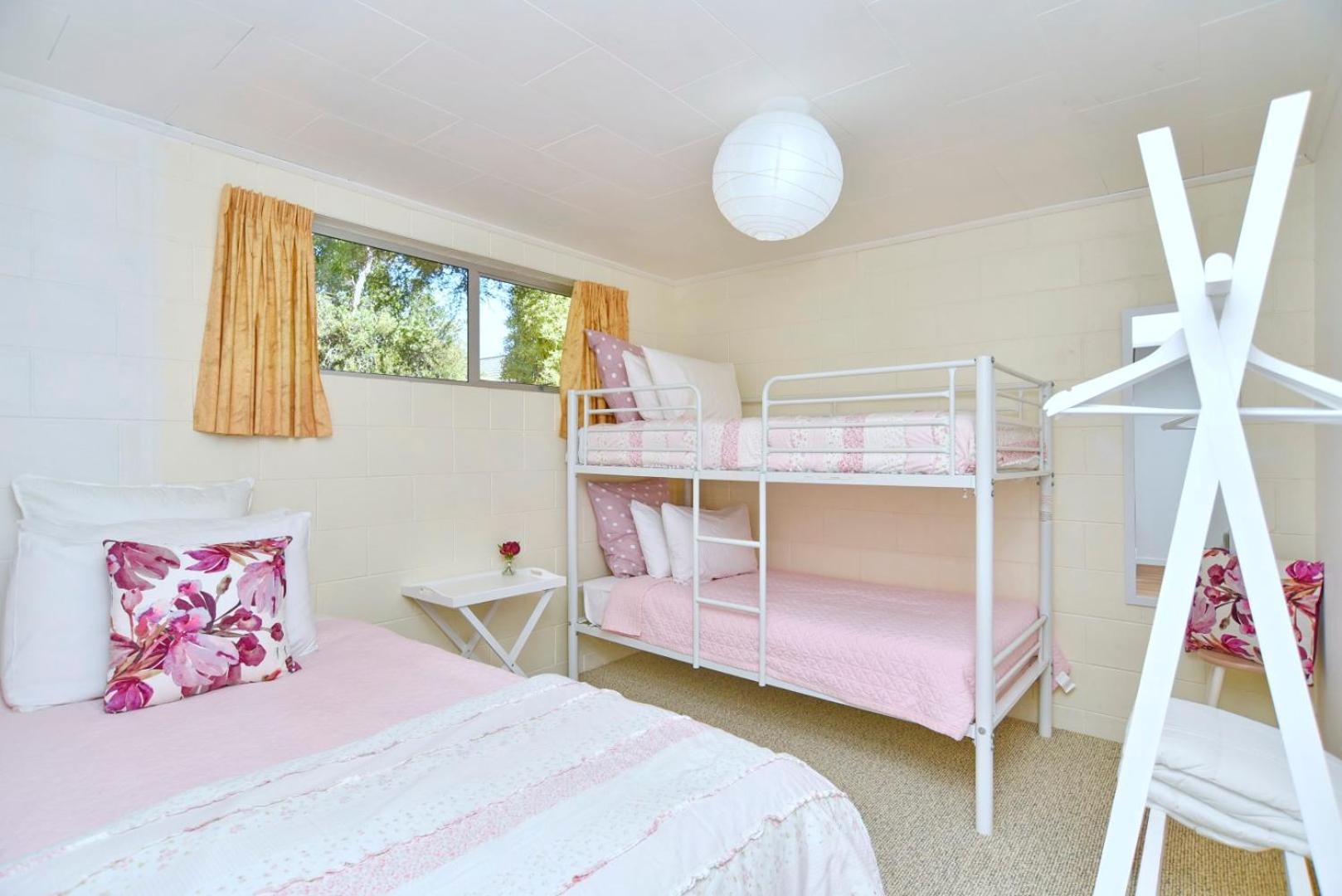 Akaroa Harbour View - Christchurch Holiday Homes מראה חיצוני תמונה